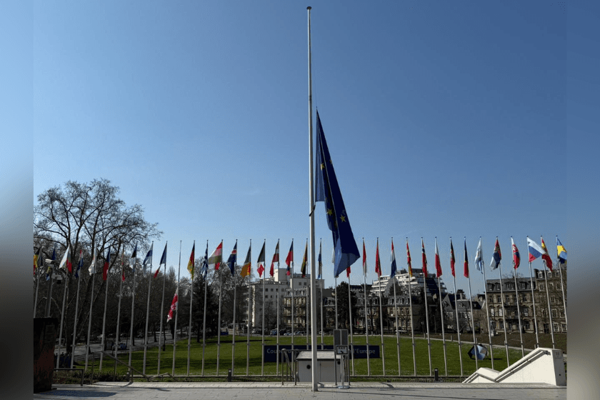 პატრიარქის გარდაცვალებასთან დაკავშირებით ევროპის სასახლის წინ ევროპის დროშა დაეშვა