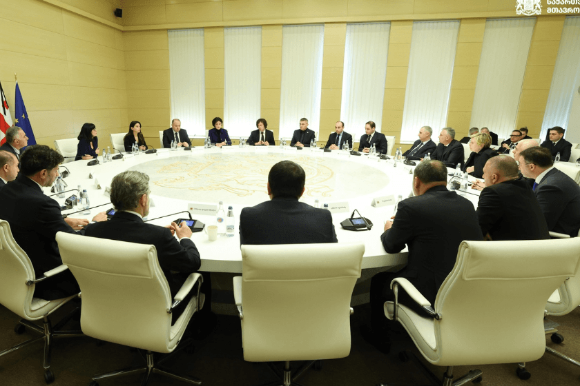 საქართველოს მთავრობა: შეიქმნება სახელმწიფო კომისია, რომელიც პატრიარქის დაკრძალვის საორგანიზაციო საკითხებზე იმუშავებს. ასევე, საქართველოს ხელისუფლების წარმომადგენლები ჩაერთვებიან საპატრიარქოს კომისიის მუშაობაში