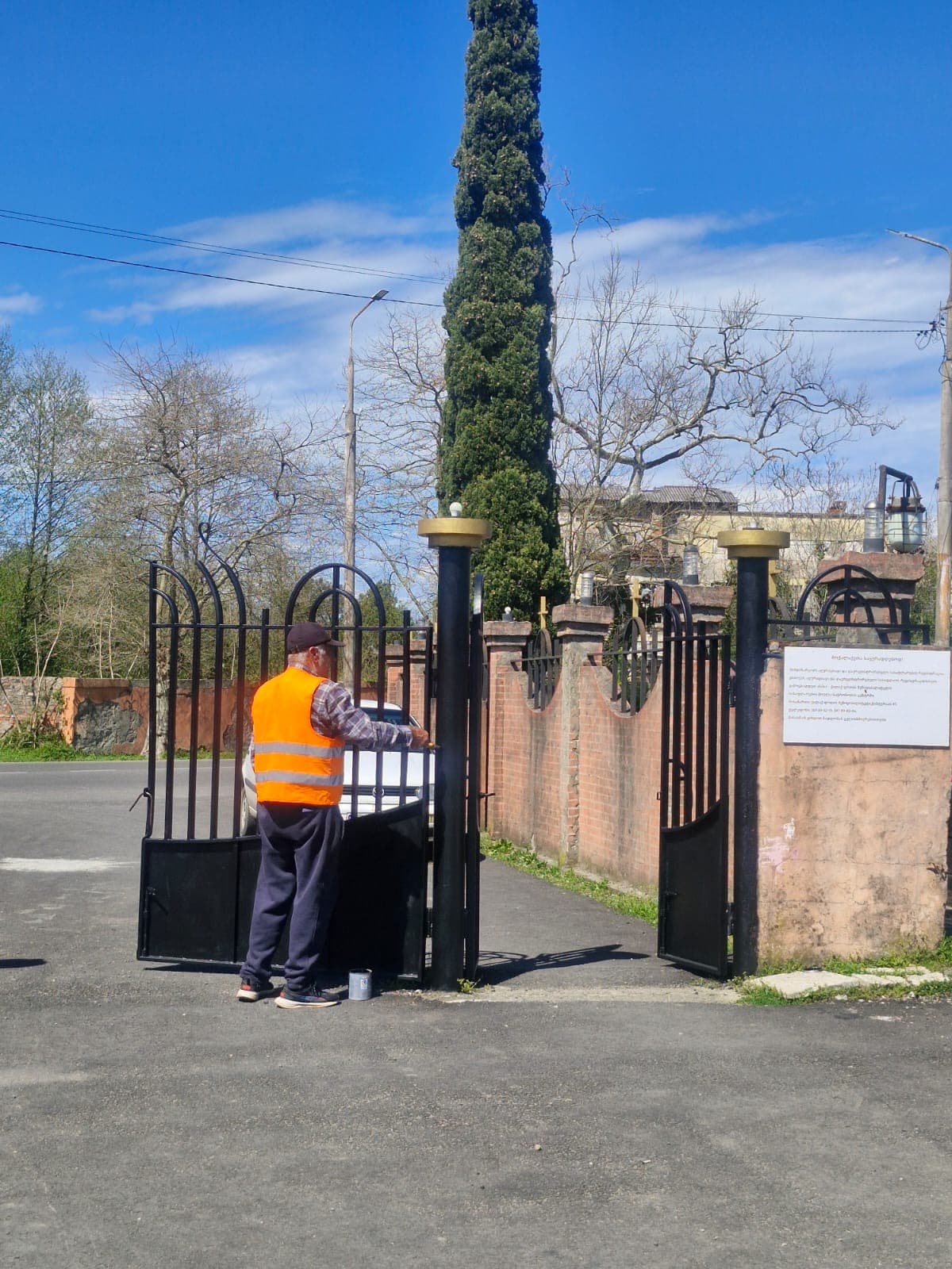 ფოთში სააღდგომოდ სასაფლაოების მოწესრიგების სამუშაოები ინტენსიურად მიმდინარეობს - image 4