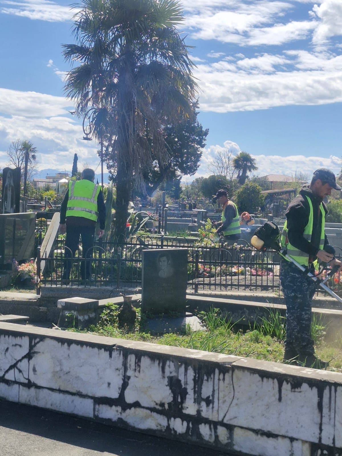 ფოთში სააღდგომოდ სასაფლაოების მოწესრიგების სამუშაოები ინტენსიურად მიმდინარეობს - image 2