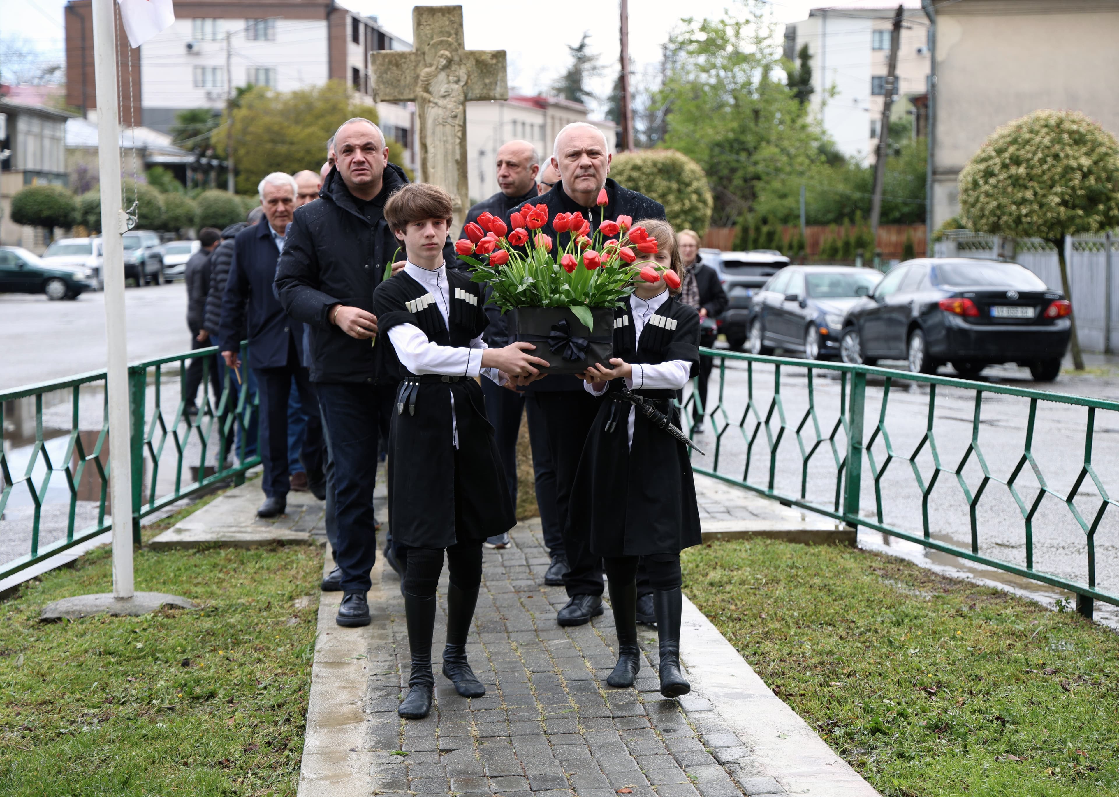 ზუგდიდში 9 აპრილს დაღუპულთა მემორიალი ხელისუფლების წარმომადგენლება გვირგვინით შეამკეს  - image 2