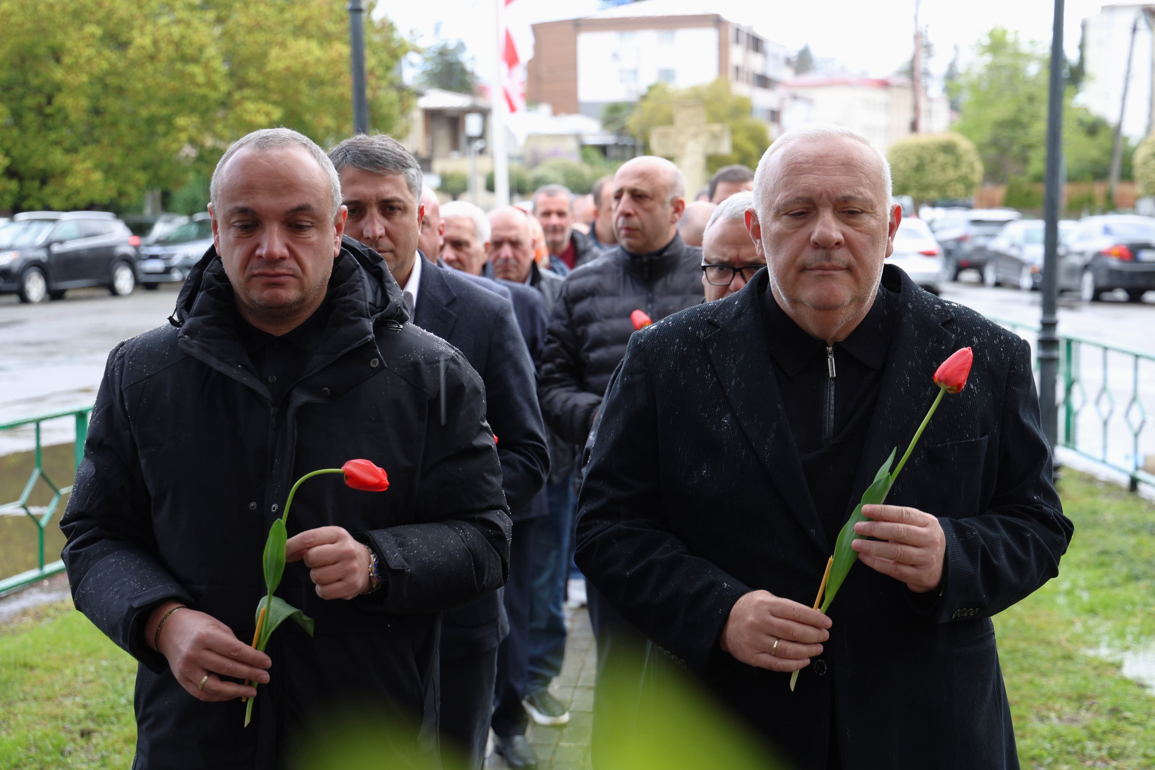ზუგდიდში 9 აპრილს დაღუპულთა მემორიალი ხელისუფლების წარმომადგენლება გვირგვინით შეამკეს  - image 3