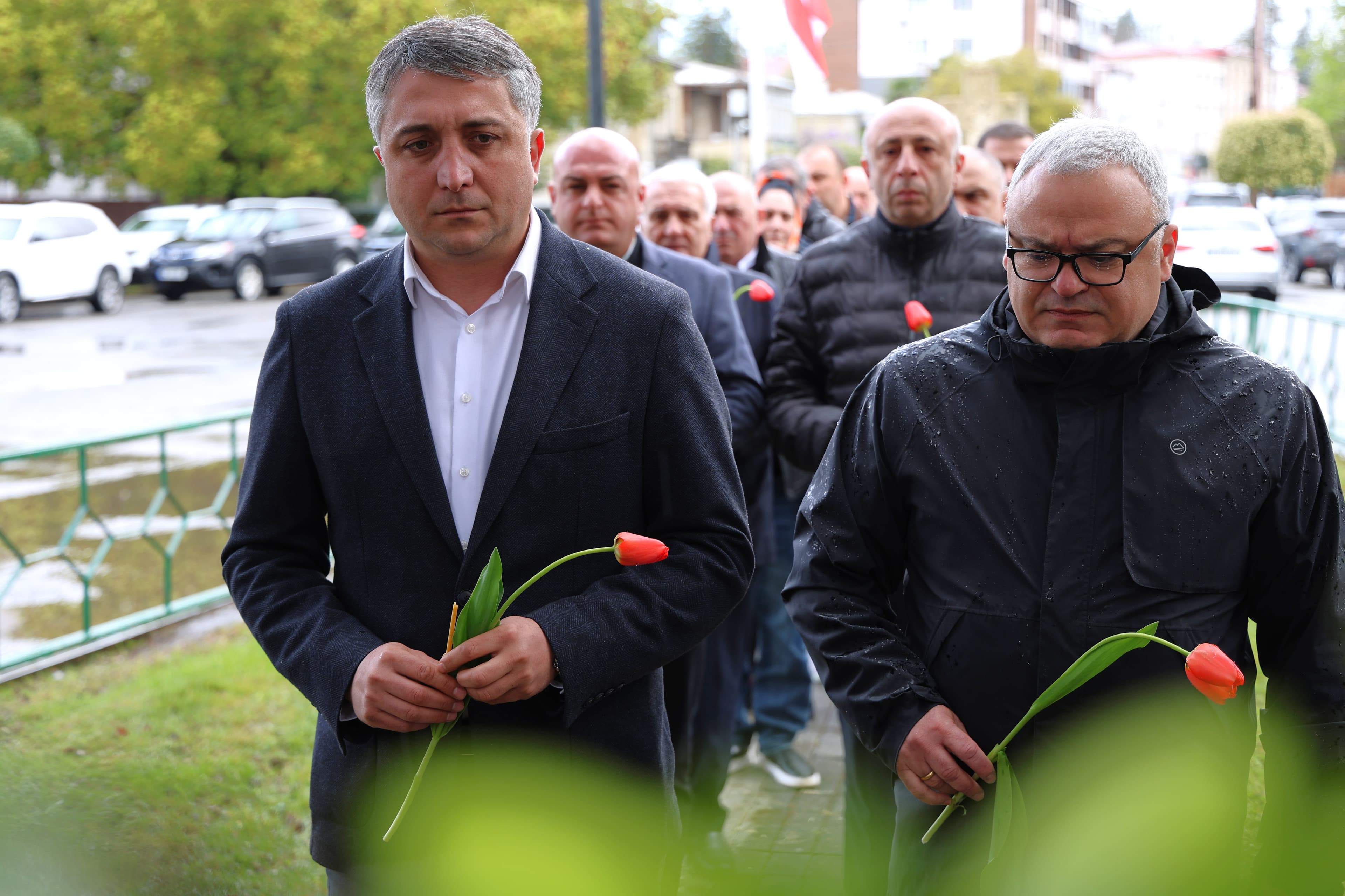 ზუგდიდში 9 აპრილს დაღუპულთა მემორიალი ხელისუფლების წარმომადგენლება გვირგვინით შეამკეს 