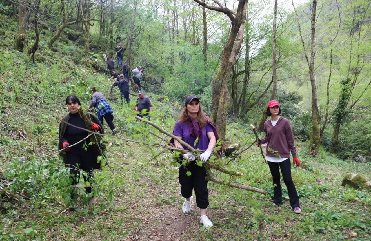 მერის ინიციატივით ჩხოროწყუში ტურისტული ლოკაციები დასუფთავდა - image 3