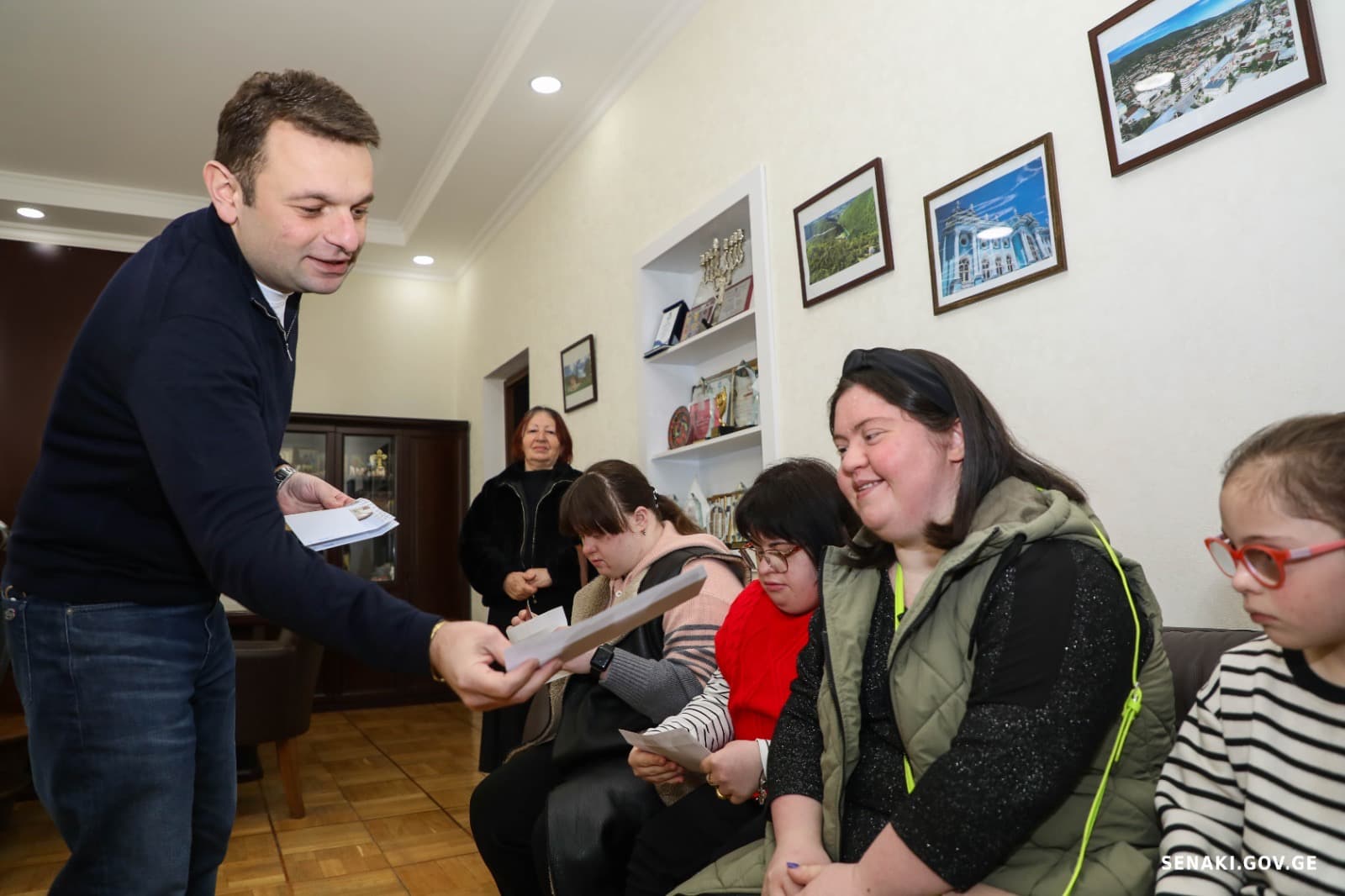 სენაკის მერი დაუნის სინდრომის მქონე მოზარდებს შეხვდა და სასაჩუქრე ვაუჩერები გადასცა