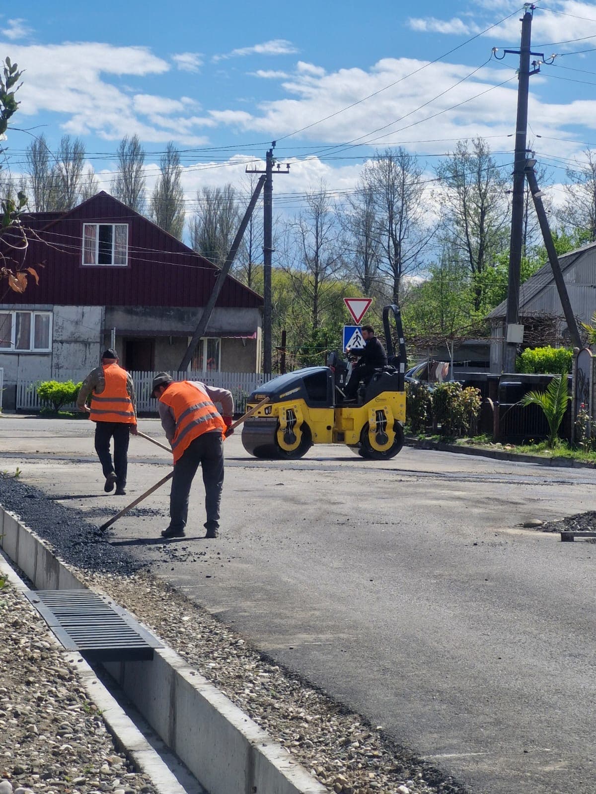 ფოთში სააღდგომოდ სასაფლაოების მოწესრიგების სამუშაოები ინტენსიურად მიმდინარეობს - image 3