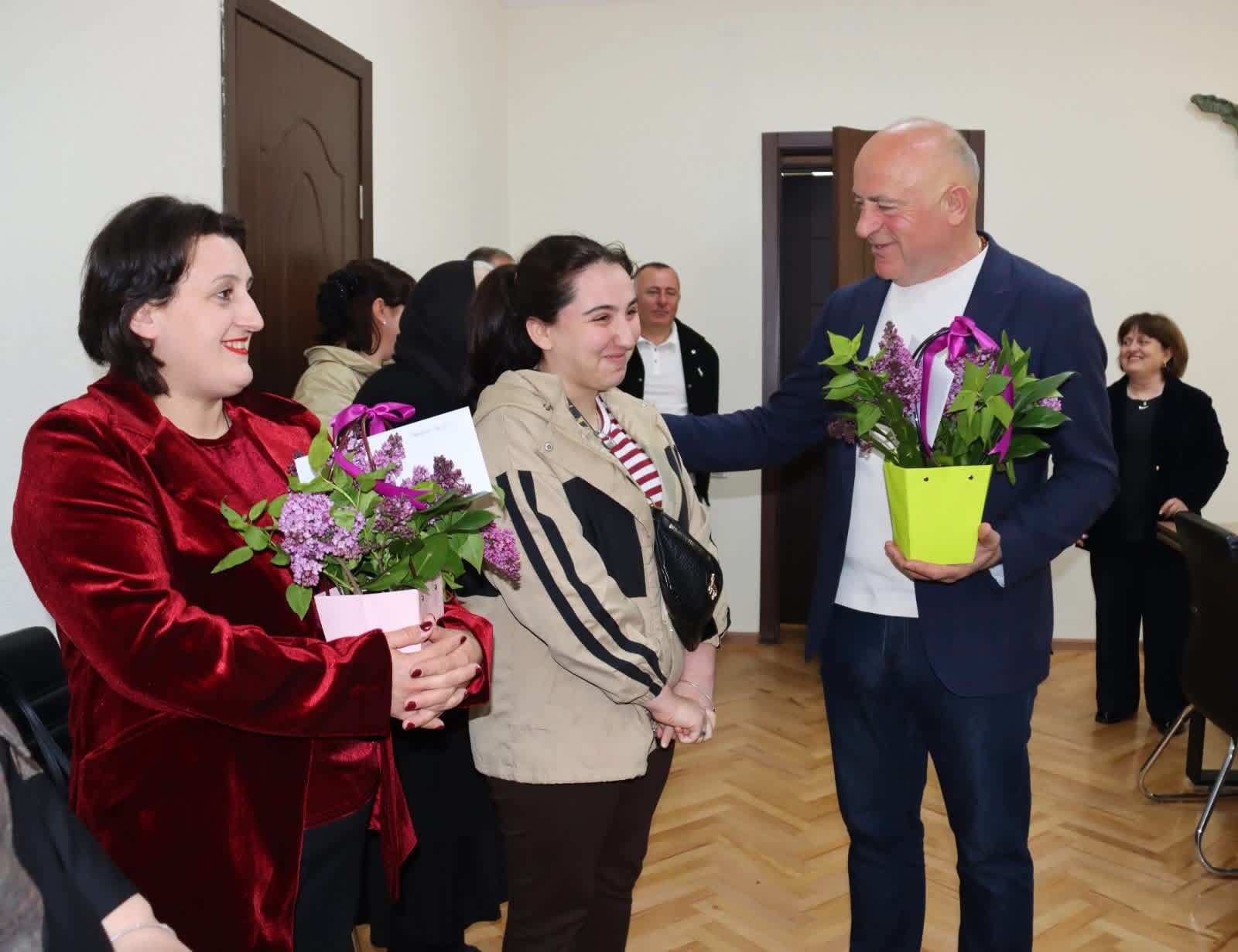 ჩხოროწყუს მერია: ჯუმბერ იზორია მრავალშვილიანი დედების მხარდაჭერას აგრძელებს