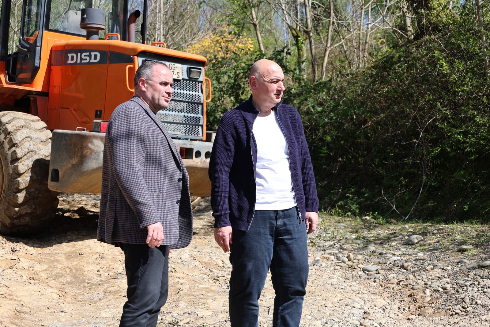 ხობის მერი დავით ბუკია ახალ ხიბულაში გზის რეაბილიტაციის პროცესს გაეცნო