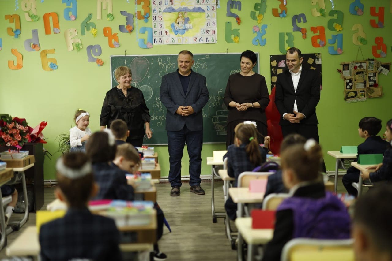 ბესიკ კუსიდი აფხაზეთის №1 საჯარო სკოლაში ახალი სასწავლო წლის დაწყებას დაესწრო