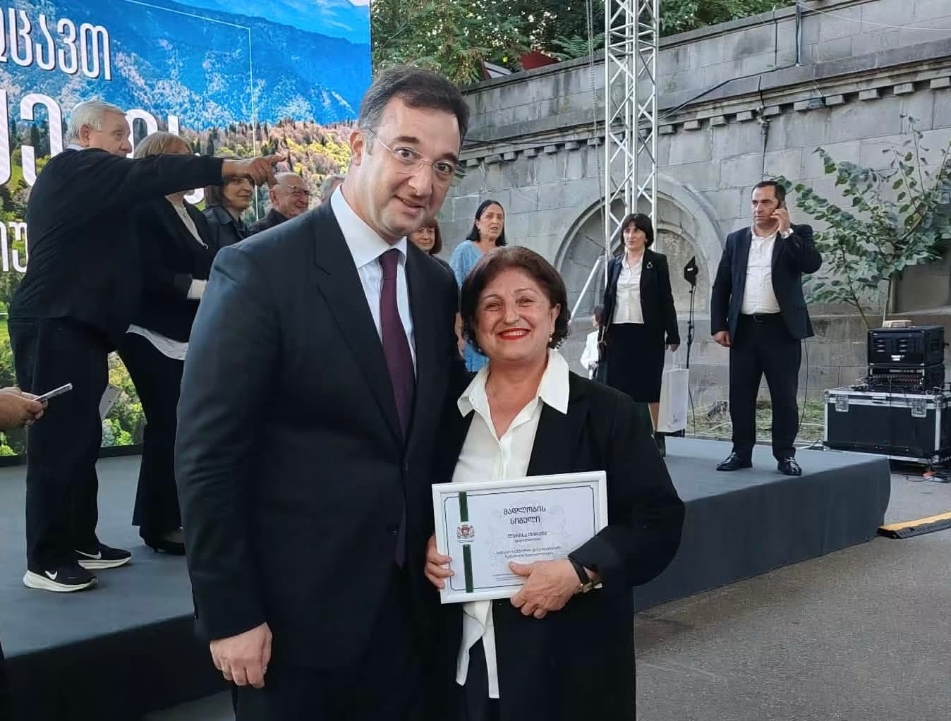 მეტყევის დღეზე მინისტრმა ზუგდიდის ბოტანიკური ბაღის თანამშრომელს ლარისა თირქიას ჯილდო გადასცა - image 2