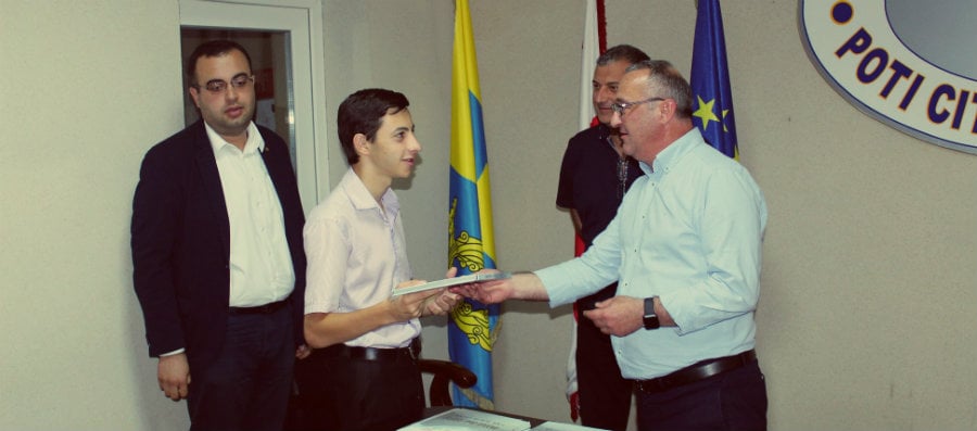ფოთის მერმა კურსდამთავრებულებს სტუდენტობა მიულოცა