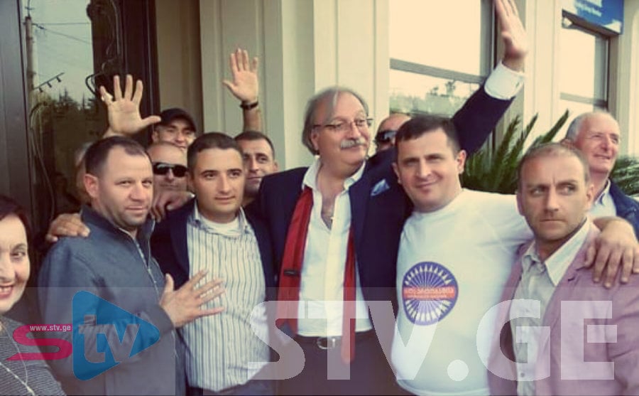 პრეზიდენტობის კანდიდატს სიმთვრალეში ჰალსტუხი “კიდია” [დღის ფოტო]