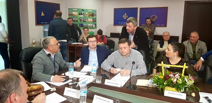 ხმაური ზუგდიდის საკრებულოში – ოპოზიციამ სხდომა დატოვა