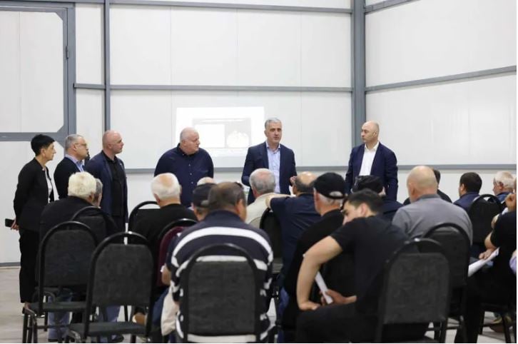 ოთარ შამუგია ზუგდიდის მუნიციპალიტეტის სოფელ კახათში მიზნობრივი ტრენინგის მონაწილე მეთხილე ფერმერებს შეხვდა