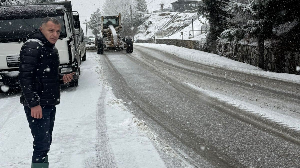 წალენჯიხაში თოვლისგან გზები იწმინდება