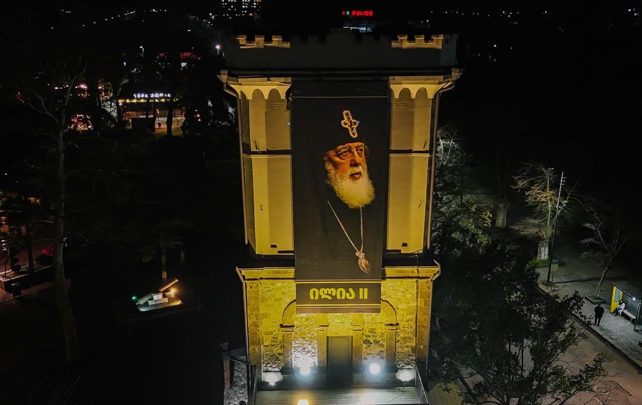 ფოთის საკათედრო ტაძრის მიმდებარედ, პატრიარქის ბანერი გამოიფინა