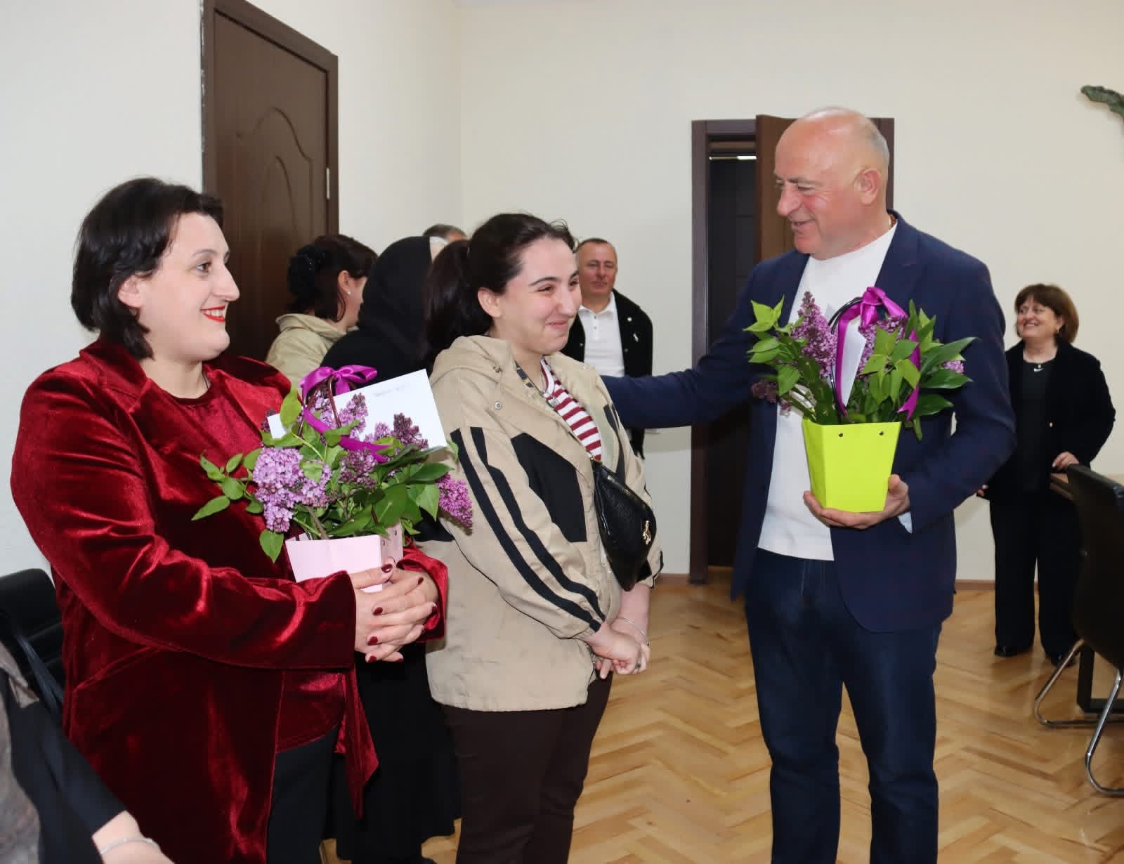 ჩხოროწყუს მერია: ჯუმბერ იზორია მრავალშვილიანი დედების მხარდაჭერას აგრძელებს