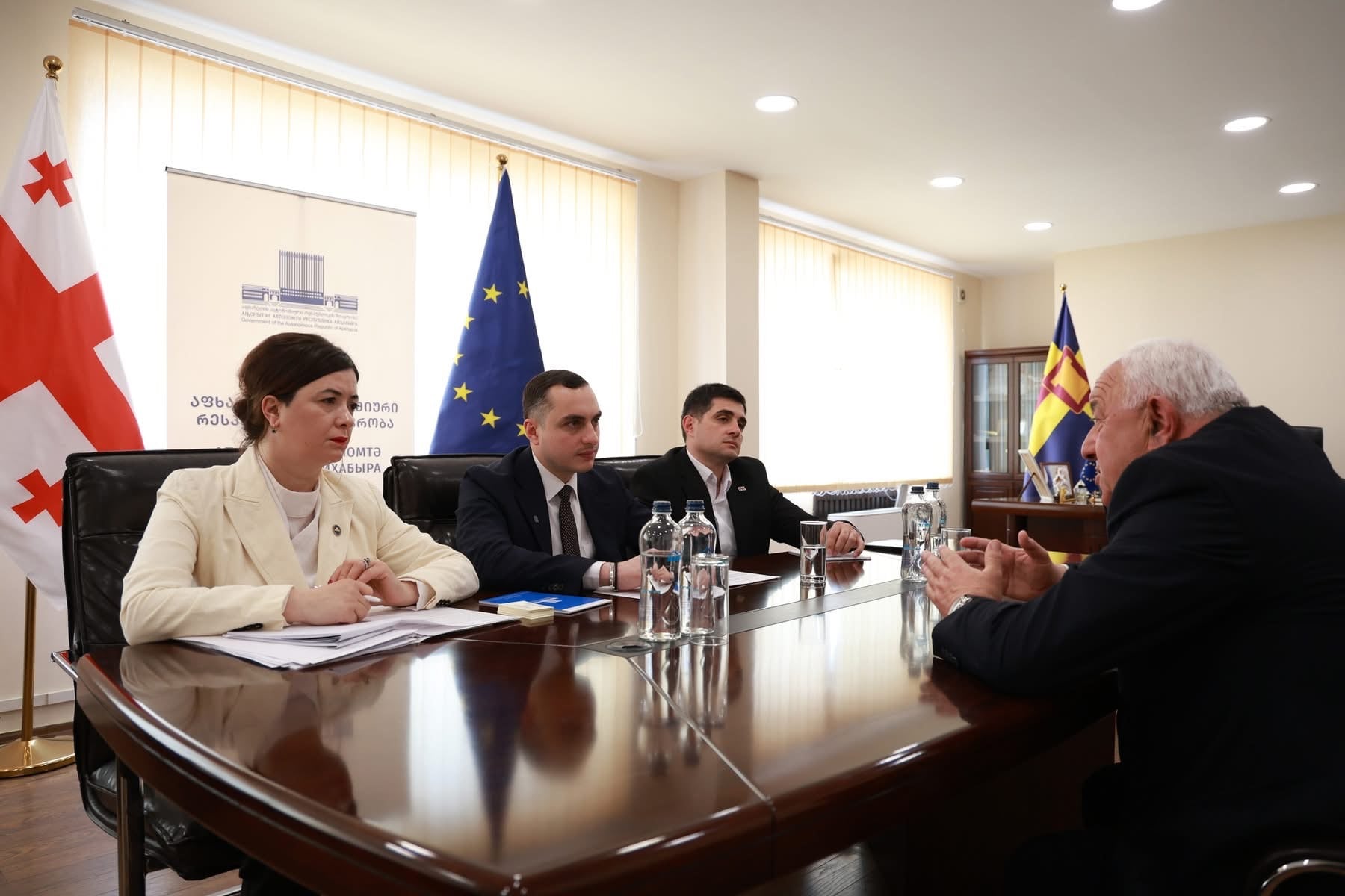 აფხაზეთის ა/რ მთავრობის თავმჯდომარემ მოქალაქეთა მიღება ზუგდიდში გამართა