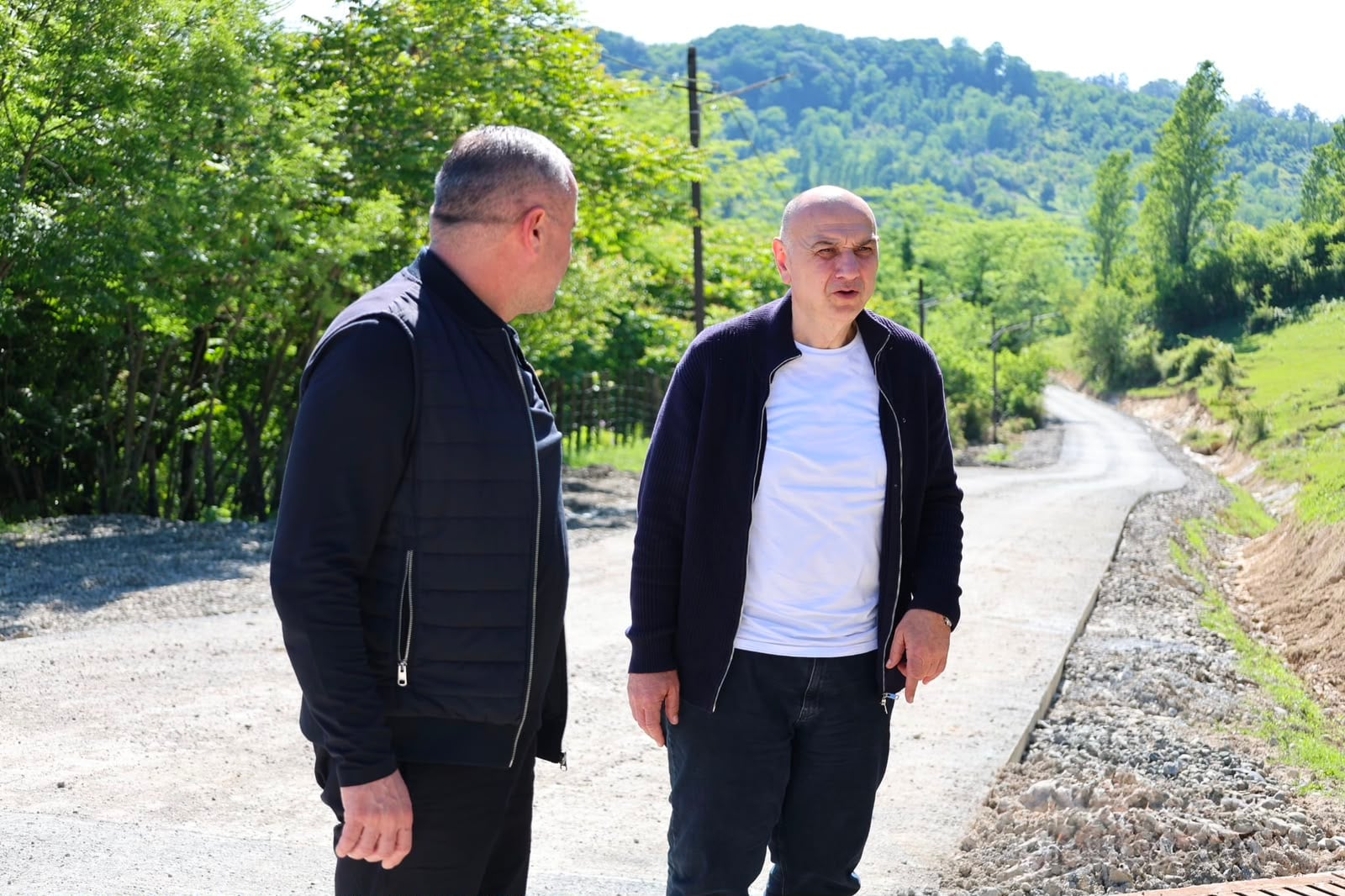 ხობის მერი დავით ბუკია პირველი მაისის ადმინისტრაციულ ერთეულში გზის სარეაბილიტაციო სამუშაოებს გაეცნო