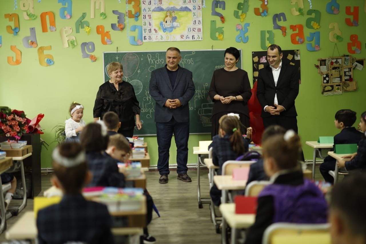ბესიკ კუსიდი აფხაზეთის №1 საჯარო სკოლაში ახალი სასწავლო წლის დაწყებას დაესწრო