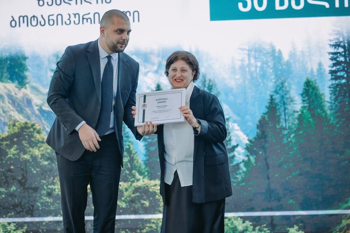 მეტყევის დღეზე მინისტრმა ზუგდიდის ბოტანიკური ბაღის თანამშრომელს ლარისა თირქიას ჯილდო გადასცა