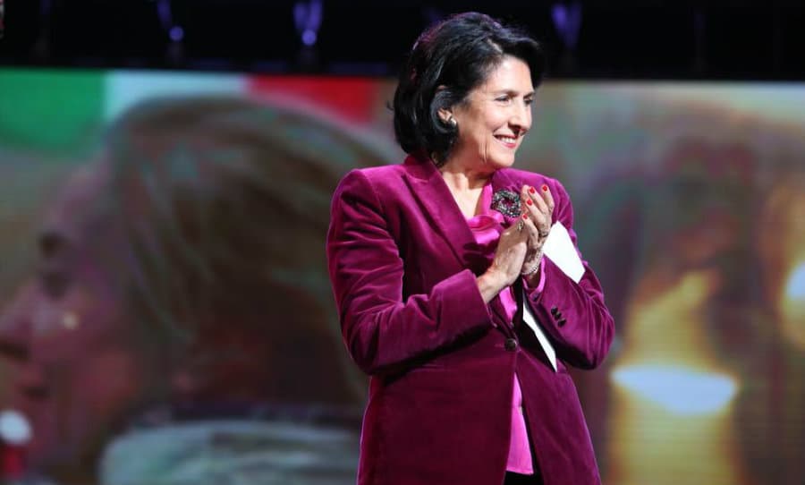 ხვალ პრეზიდენტი სალომე ზურაბიშვილი ბავშვებს ზუგდიდის სკეიტპარკში ნაძვის ხესთან უმასპინძლებს