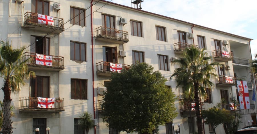 ფოთში ადმინისტრაციულ შენობაზე, დაწესებულებებსა და საცხოვრებელ სახლებზე ეროვნული დროშები გამოიფინა