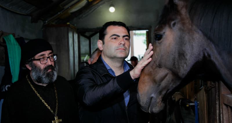 მოწერელია: “დედამიწას ვინ რამდენჯერ დაარტყამს წრეს მე ვერ მოგახსენებთ მაგრამ, სამეგრელოს რეგიონს კი ბატონო შეიძლება წრე დავარტყათ”