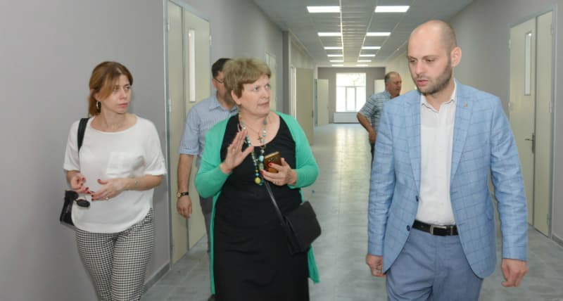 კონსტანტინე კაკავამ ზუგდიდის სკოლებში მიმდინარე სამუშაოები დაათვალიერა