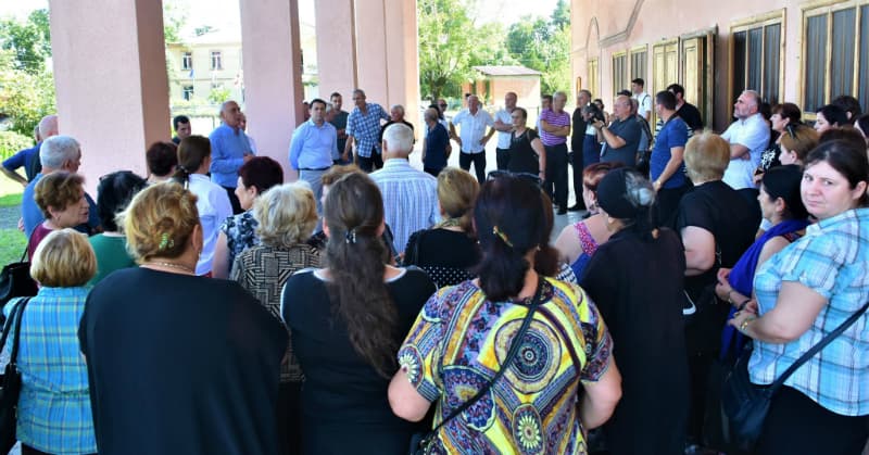 ხობის სოფლებში ხელისუფლების წარმომადგენლები მოსახლეობას ხვდებიან