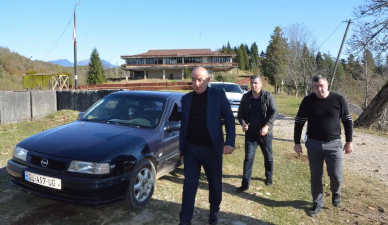 ჩხოროწყუში ხელისუფლების წარმომადგენლები ინფრასტრუქტურულ სამუშაოებს გაეცნენ (R)