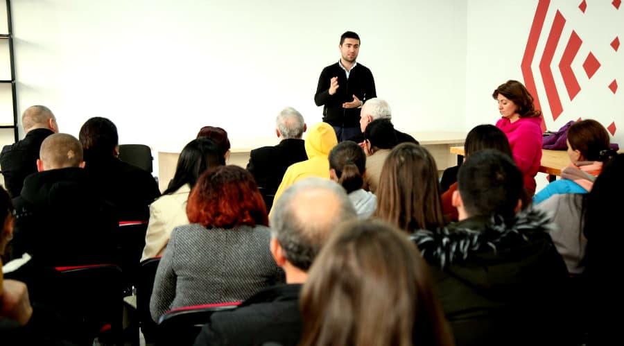 დავით ფარცვანია დევნილ ახალგაზრდებს შეხვდა