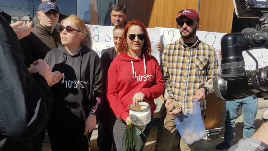 “შეცვალეს” წევრებმა ზუგდიდში ჩასულ პრეზიდენტს პრასი და ლობიო დაახვედრეს