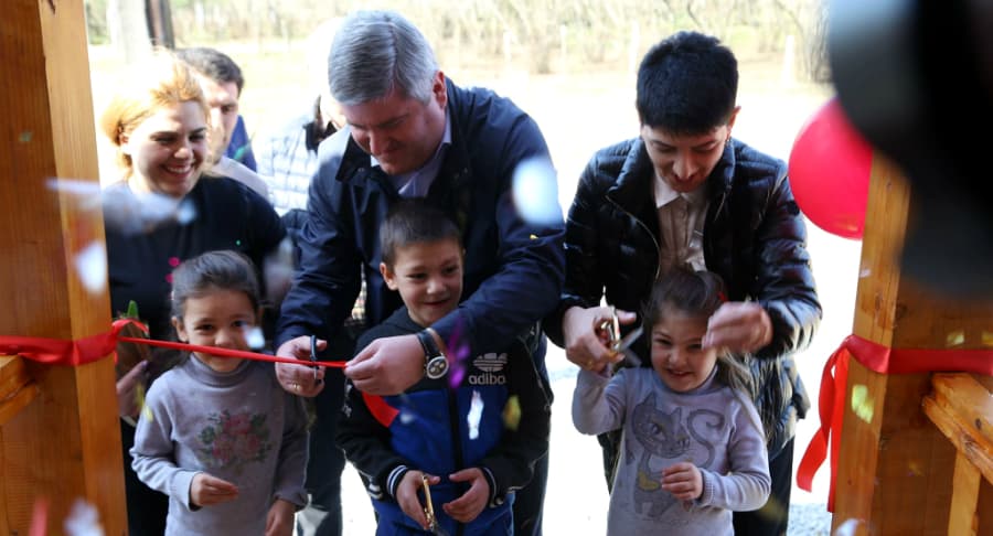 ზუგდიდის მერიამ სოციალურად დაუცველ შვიდ სულიან ოჯახს ახალი სახლი გადასცა