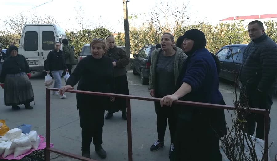 ხმაური ფოთის ბაზარში – მოვაჭრეებმა გზა გადაკეტეს