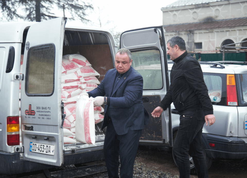 ზუგდიდის მაჟორიტარი ადგილობრივებს საკუთარი სახსრებით ეხმარება