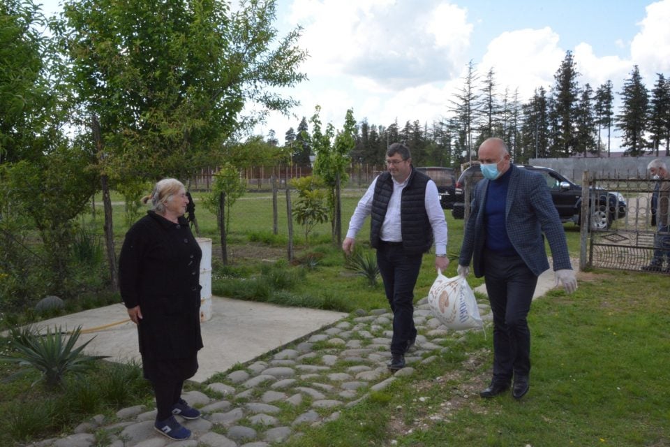 ჩხოროწყუში სასურსათო პროდუქტის დარიგება გრძელდება