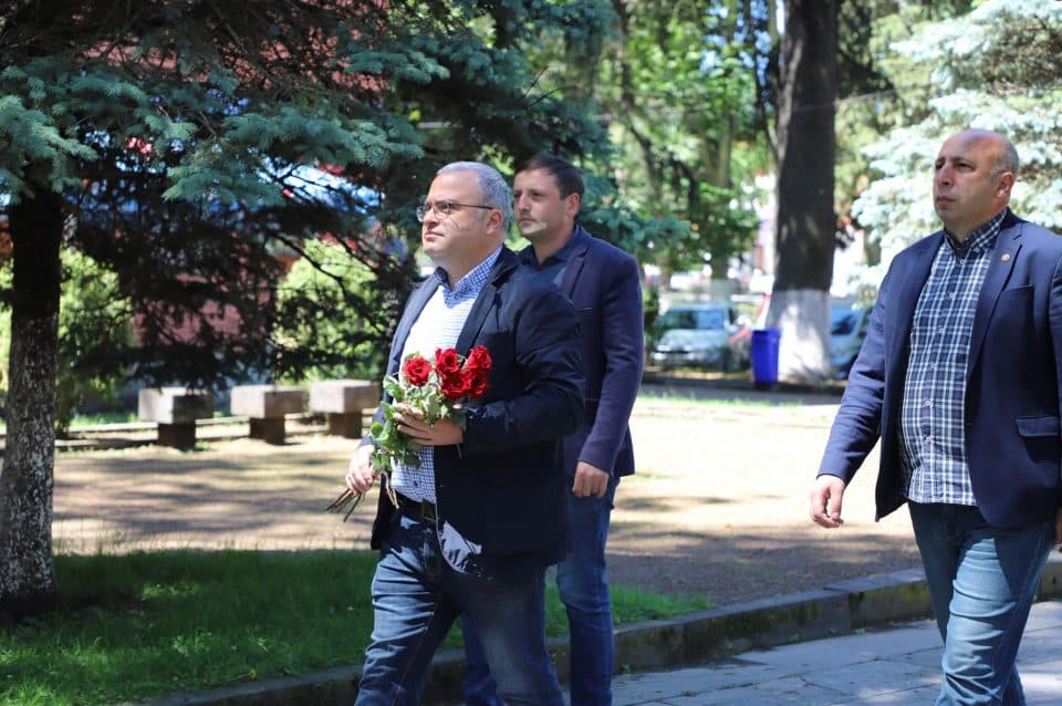 ზუგდიდის საკრებულოს თავმჯდომარემ მოადგილეებთან ერთად ილია ჭავჭავაძის და ექვთიმე თაყაიშვილის ძეგლები ყვავილებით შეამკო