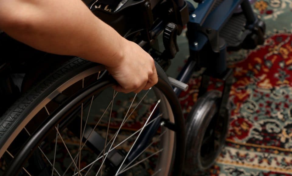 შშმ პირებს გადასაადგილებელი ეტლები უსასყიდლოდ გადაეცათ