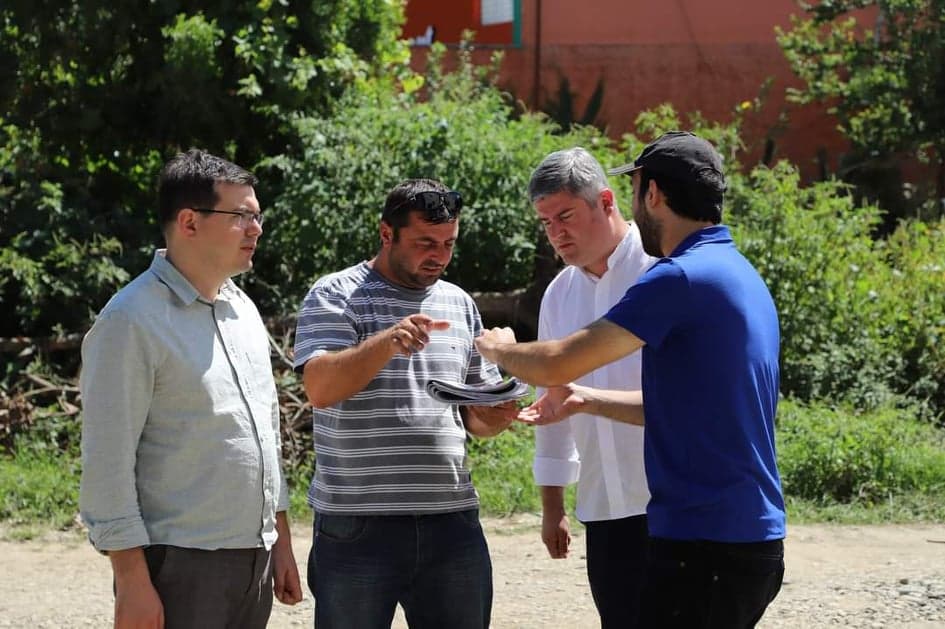 ზუგდიდში, ეზოების კეთილმოწყობის სამუშაოები მიმდინარეობს