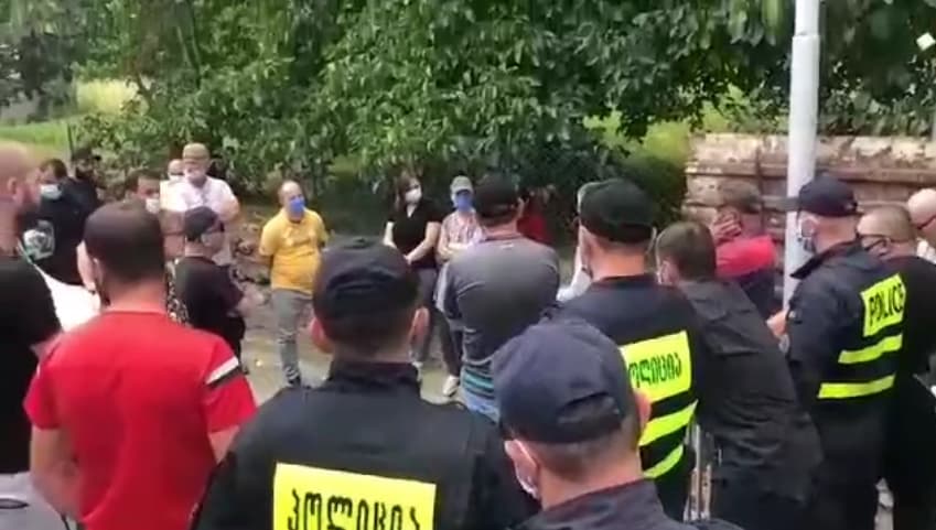 აქცია სოფელ ლენჯერთან – ადგილობრივები თავისუფალი გადაადგილების უფლებას ითხოვენ