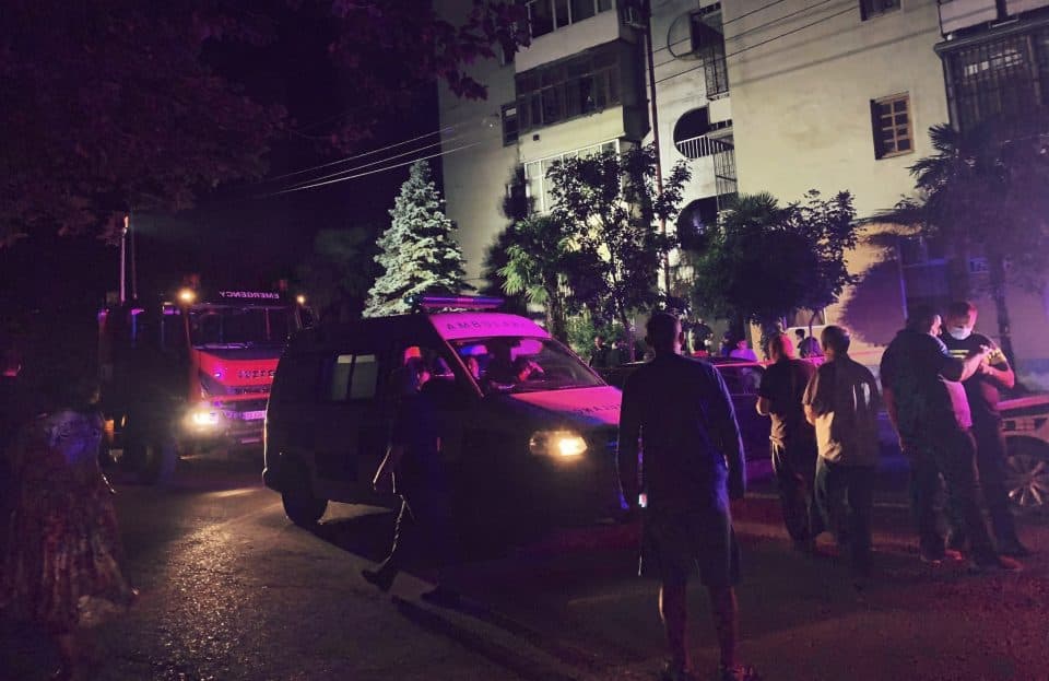 ზუგდიდში, ერთ-ერთ საცხოვრებელ კორპუსს ცეცხლი გაუჩნდა