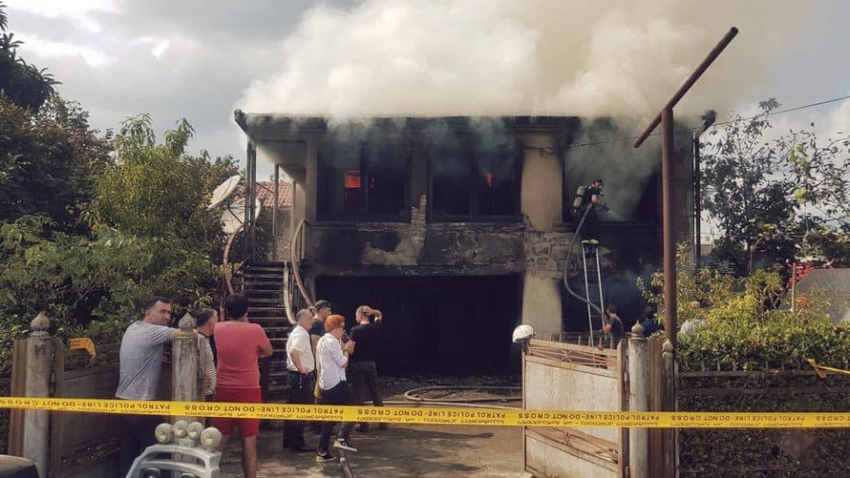 ზუგდიდში, ჩარგაზიას 20 ნომერში ორსართულიანი სახლი იწვის