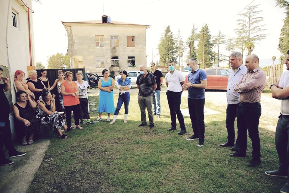 ზუგდიდში დევნილთა დასახლებებში 19 შენობის სახურავი გამოიცვლება