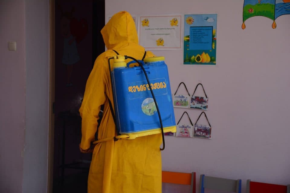 კორონავირუსის საპრევენციო ღონისძიებების ფარგლებში, სადეზინფექციო სამუშაოები წალენჯიხაში გრძელდება