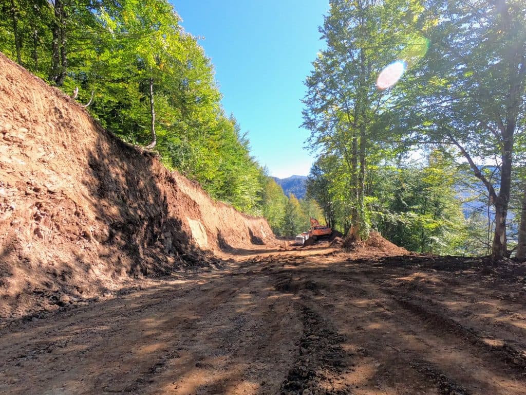 ტობავარჩხილის ტბამდე მისასვლელი საავტომობილო გზის რეაბილიტაცია აქტიურად მიმდინარეობს - image 3