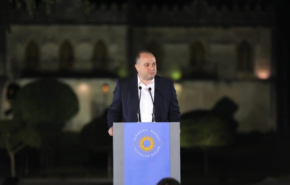 ირაკლი ჩიქოვანის განცხადებით ბოლო რვა წლის განმავლობაში დევნილი მოსახლეობის საცხოვრებელი ფართით უზრუნველყოფის კუთხით იმაზე მეტი გაკეთდა ვიდრე დანარჩენი 19 წლის განმავლობაში