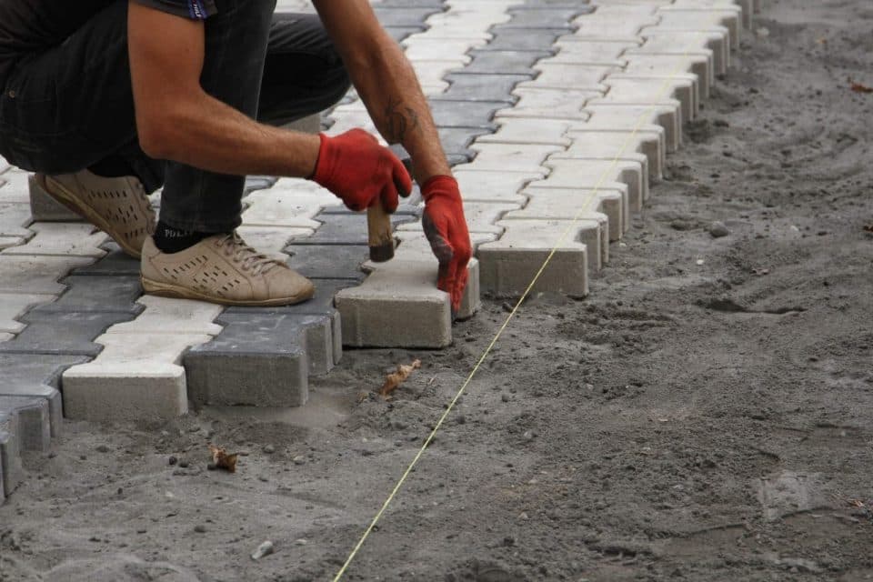 ზუგდიდში ეზოების კეთილმწოყობის სამუშაოები მიმდინარეობს