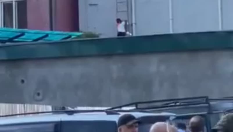 მძევლების ევაკუაცია ზუგდიდში – შენობიდან ხალხი სახანძრო კიბით გამოჰყავთ