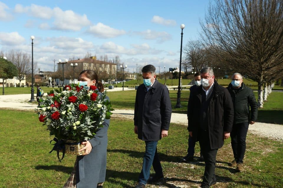 სახელმწიფო რწმუნებულმა და ზუგდიდის მერმა რეპრესირებულთა მემორიალი გვირგვინით შეამკეს